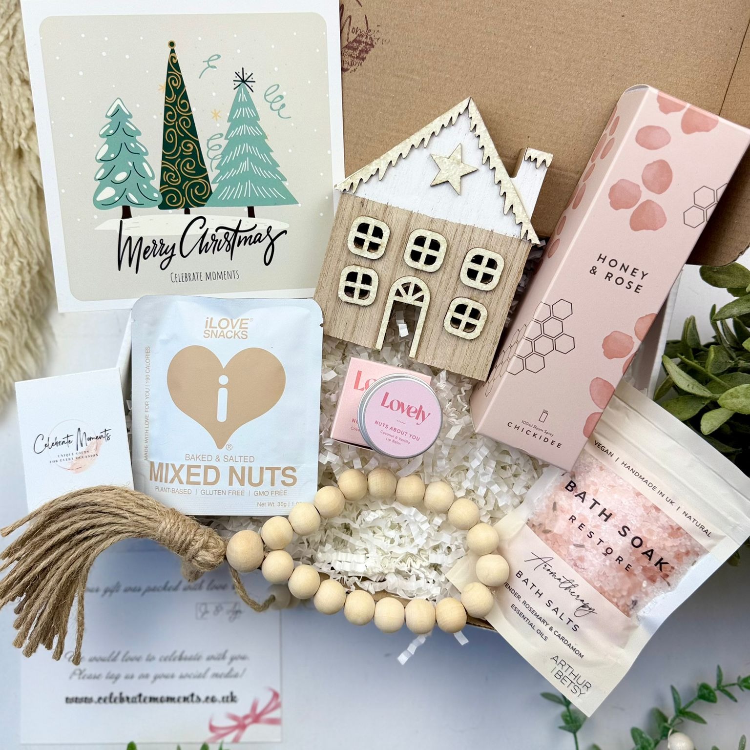 Festive pamper and treat gift box - Image 1