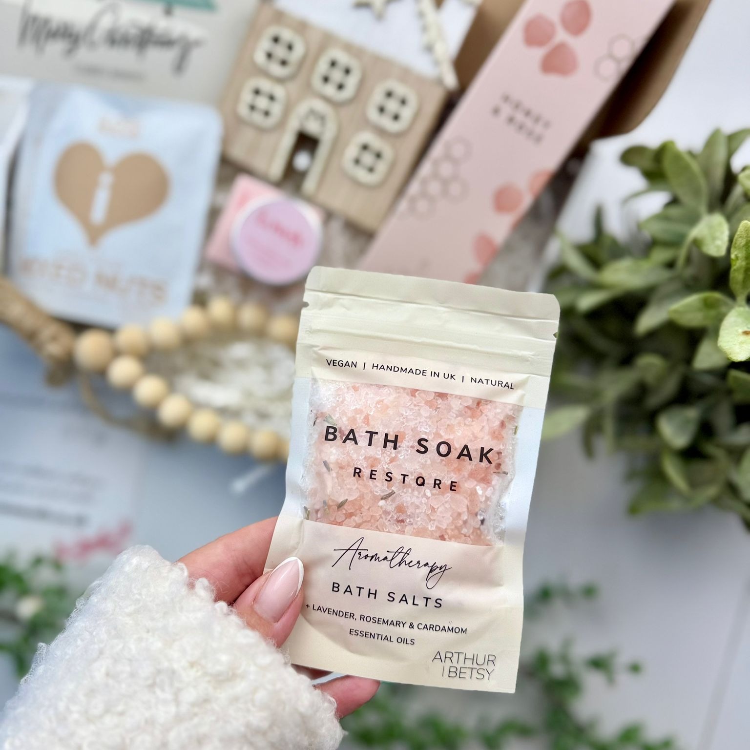 Festive pamper and treat gift box - Image 4