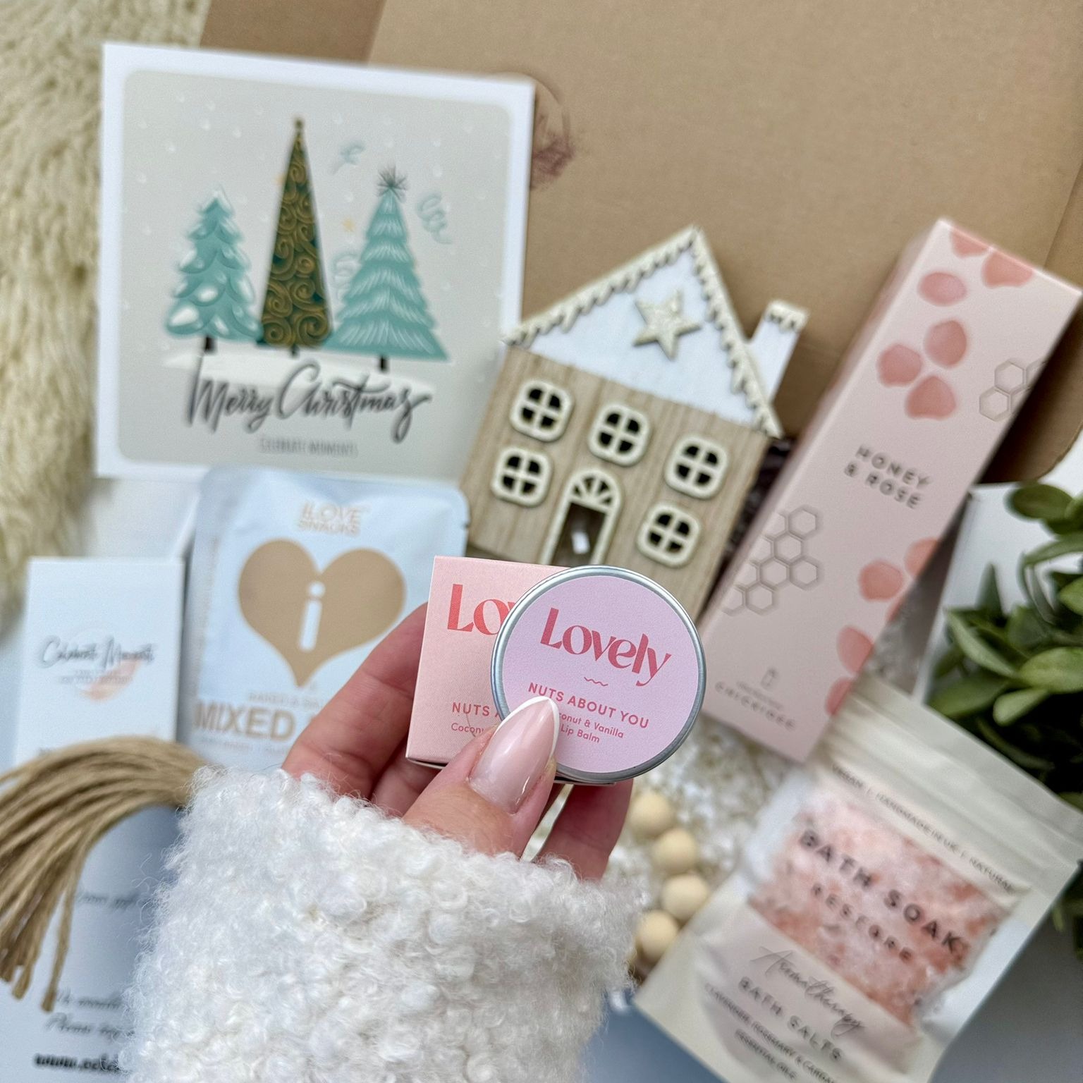 Festive pamper and treat gift box - Image 3