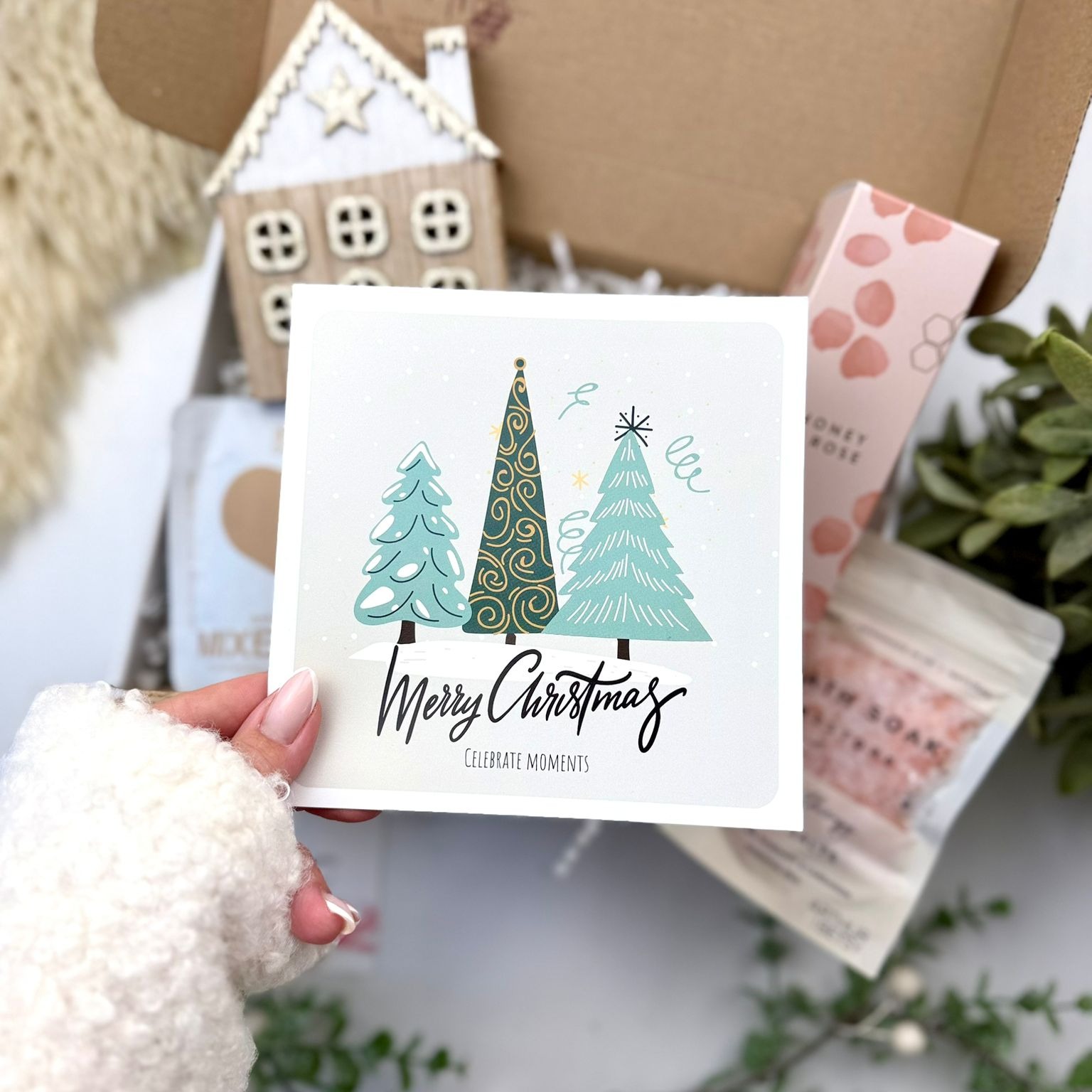 Festive pamper and treat gift box - Image 2