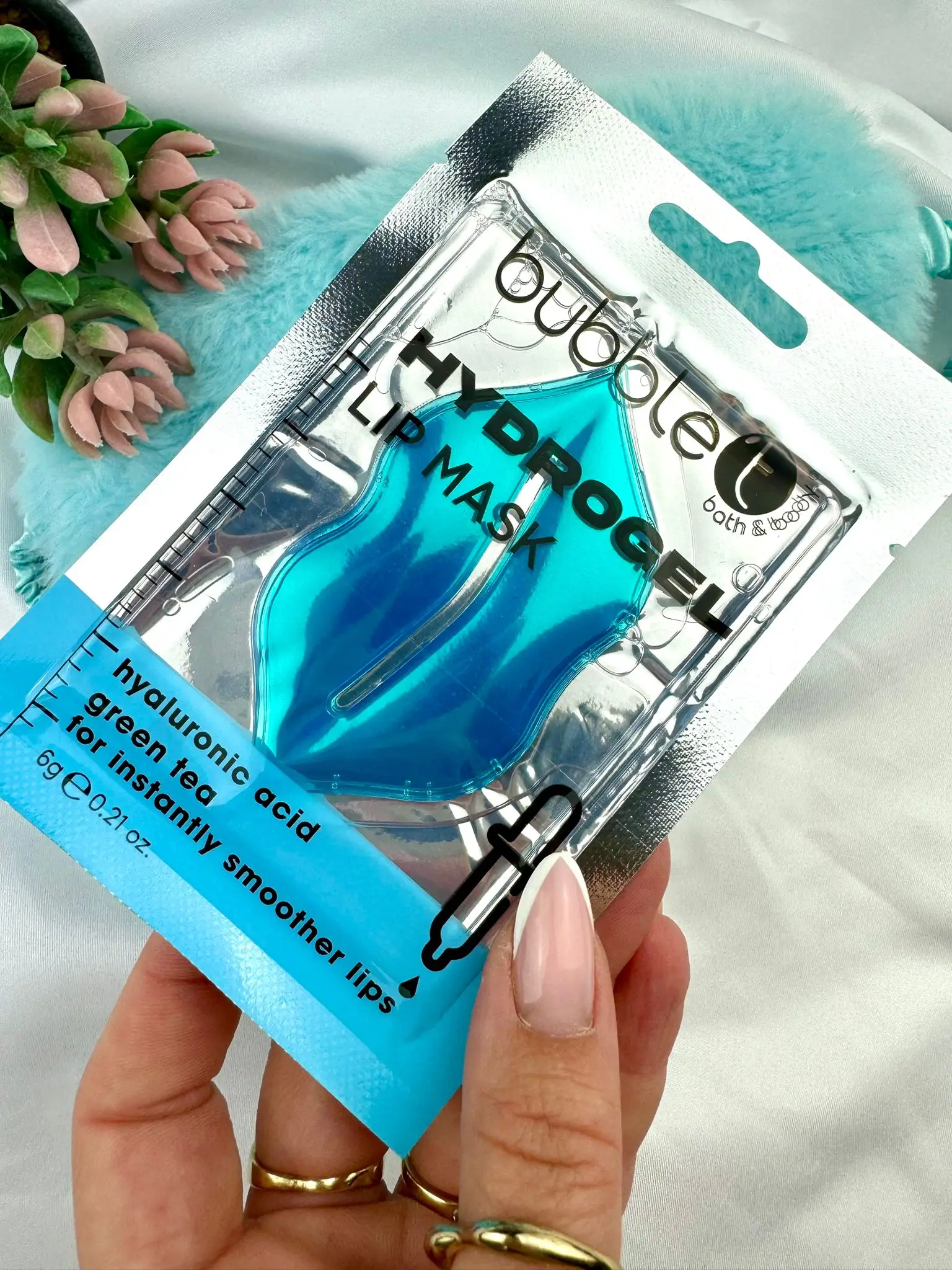 Hydrogel Lip Mask with hyaluronic acid and green tea for instantly smooth lips - Image 1