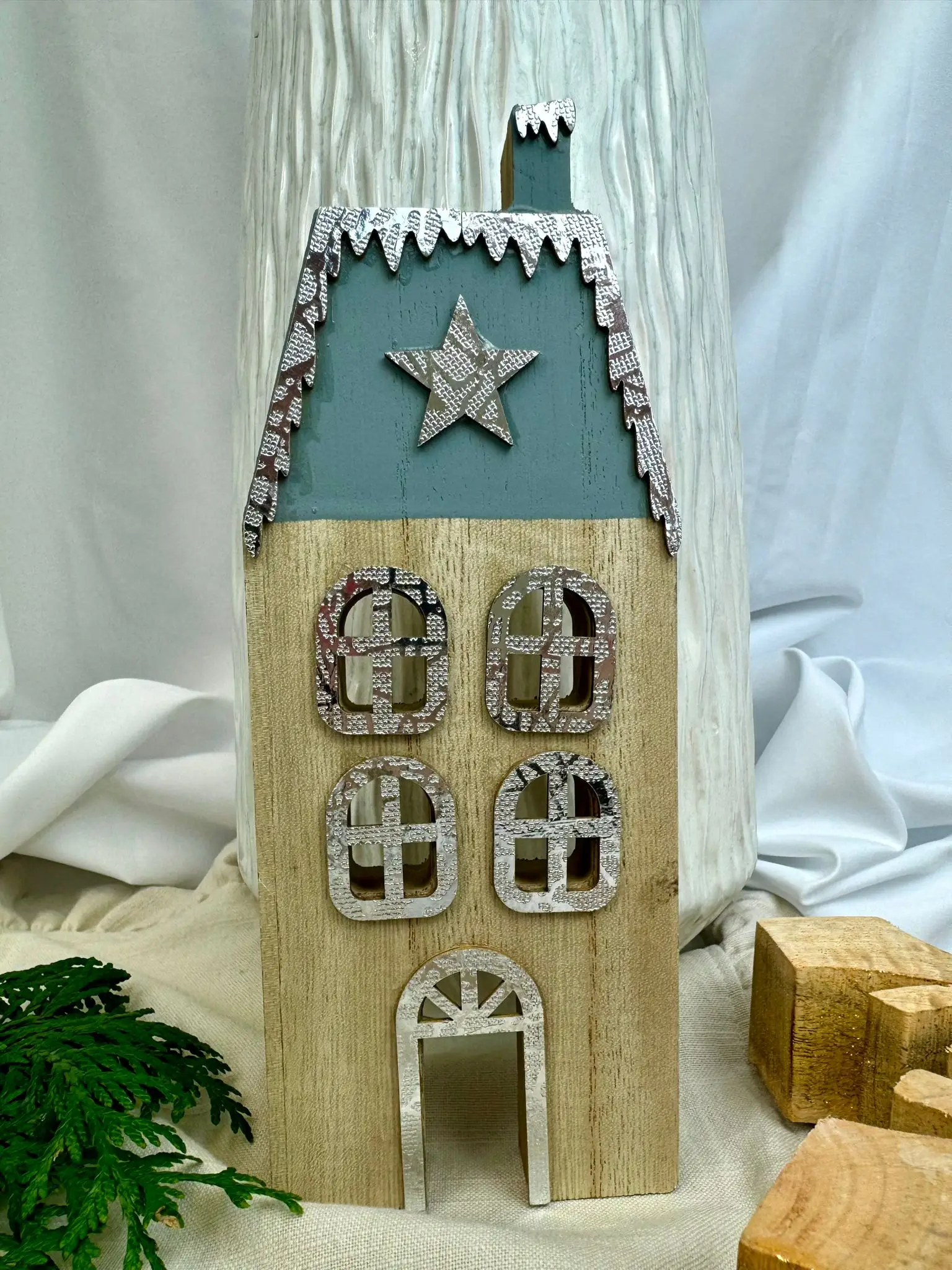 Short Wooden Christmas house - Image 1