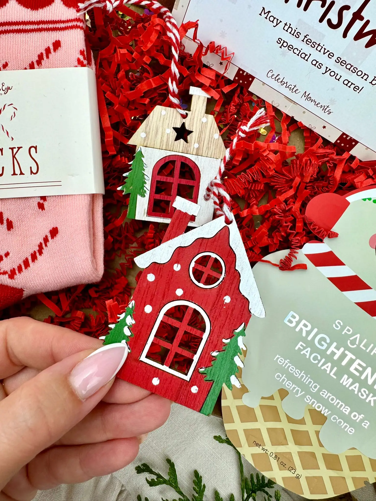 Set of 2 gorgeous 'Christmas houses' ornaments - Image 1