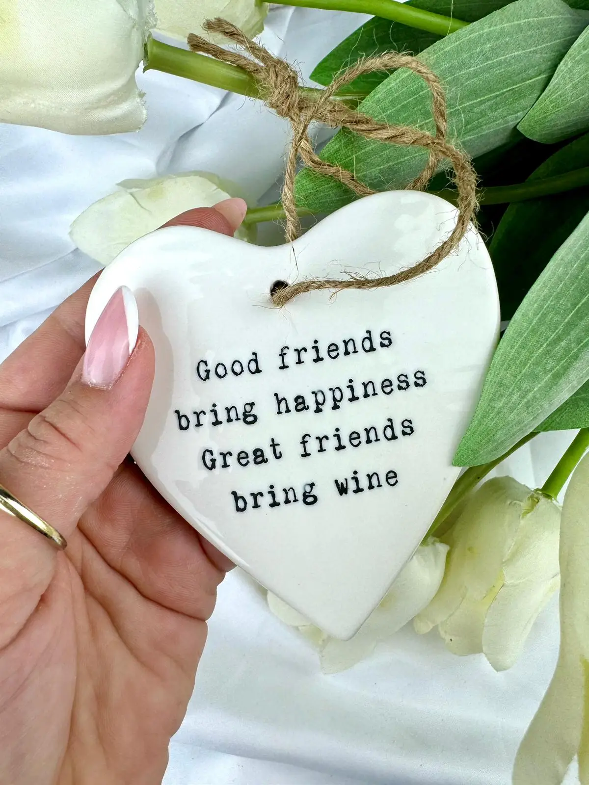 Porcelain hanging heart 'Good friends bring happiness, Great friends bring wine' - Image 1