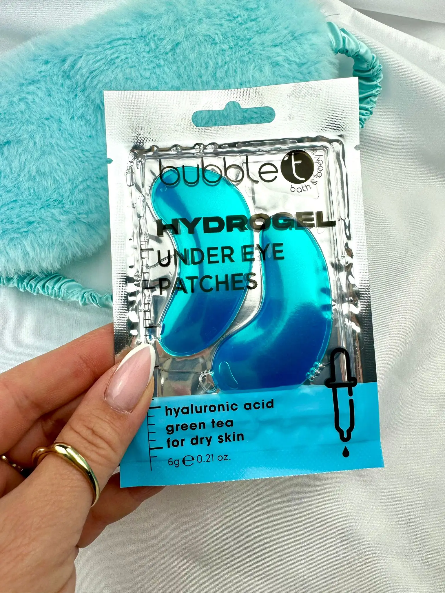 Hydrogel Under Eye Patches - Hyaluronic Acid & Green Tea. Say goodbye to tired, puffy eyes as the hyaluronic acid helps to reduce the appearance of fine lines, wrinkles and dark circles. - Image 1