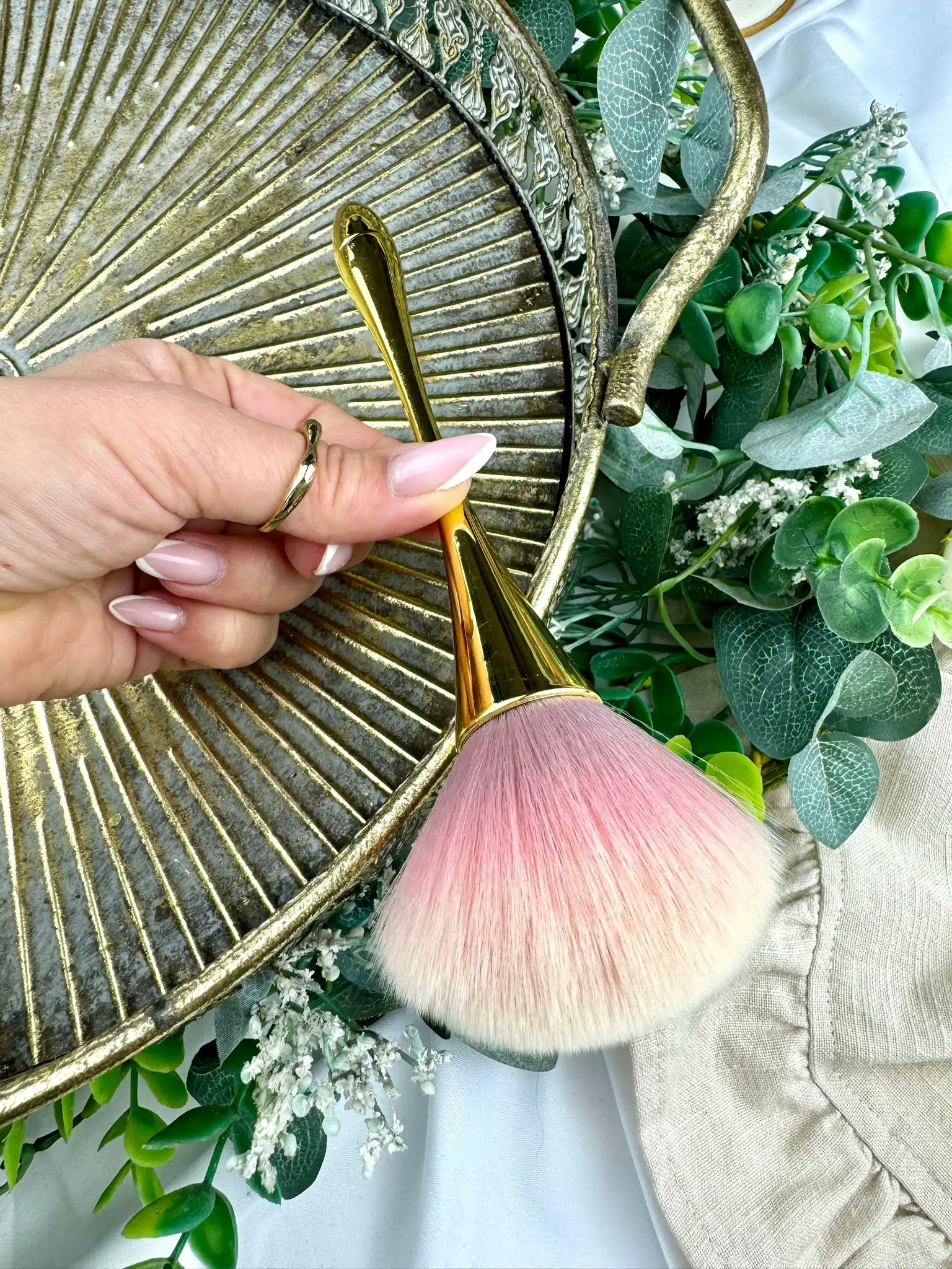 Ultra-Soft Golden Make Up Brush - Image 1